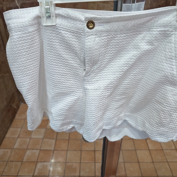 Lilly Pulitzer White 5" buttercup scalloped hem shorts - Picture 3 of 3